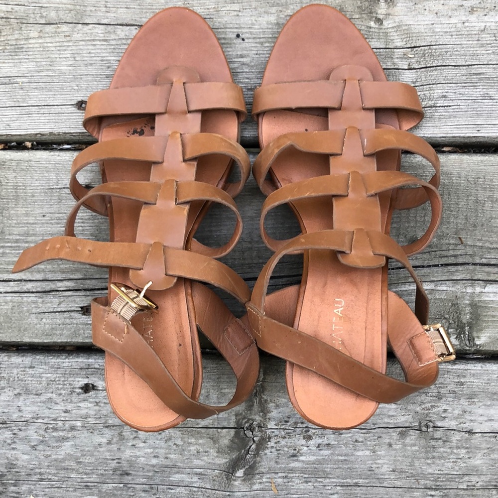 Le Chateau wedge brown sandals size 10